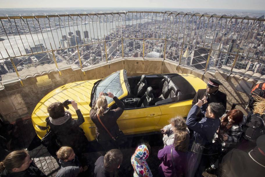 Una Mustang gialla  spuntata  in vetta all&#39;Empire State Building: il matrimonio tra due icone del sogno americano celebra il mezzo secolo della cabriolet della Ford che festeggia proprio a New York i suoi primi 50 anni. Reuters